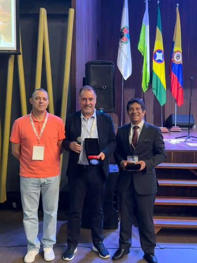 El profesor Pablo Richter presenta su conferencia sobre sostenibilidad en microextracción, destacando avances en química analítica verde y el uso de fases naturales sorbentes.